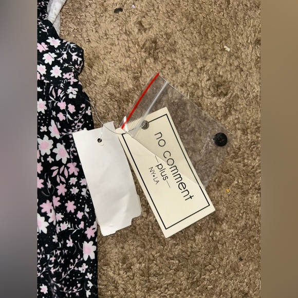 Elegant Black and White Floral Blouse - Picture 4 of 4